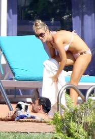 Krupa flawless bikini body Miami 1PBt3m0gGIKx.jpg