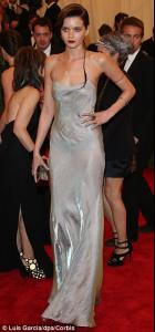 article-2321403-19AA8BCF000005DC-966_306x657.jpg