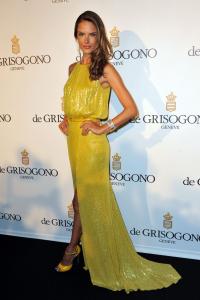 Alessandra-Ambrosio-Vogue-22May13-PA_b.jpg