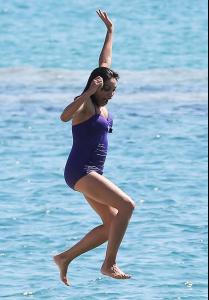 Rosario-Dawson-went-swim-Cannes-Sunday.jpg