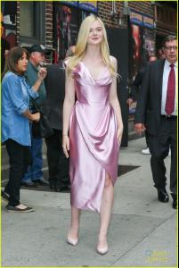 elle-fanning-letterman-pink-dress-01.jpg