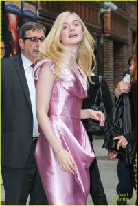 elle-fanning-letterman-pink-dress-02.jpg