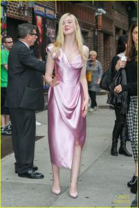 elle-fanning-letterman-pink-dress-08.jpg