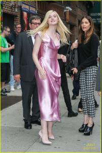 elle-fanning-letterman-pink-dress-09.jpg