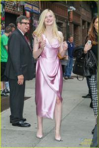 elle-fanning-letterman-pink-dress-03.jpg