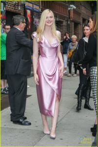 elle-fanning-letterman-pink-dress-05.jpg