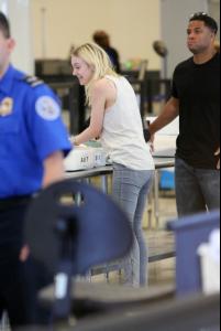 dakota_fanning__lax_T0dNprG7.sized.jpg