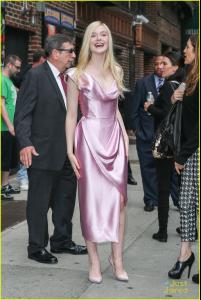 elle-fanning-letterman-pink-dress-10.jpg