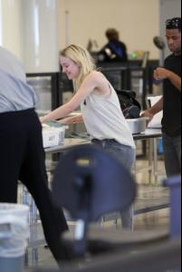 dakota_fanning_at_lax_6may2014_t7NoHK5s.sized.jpg