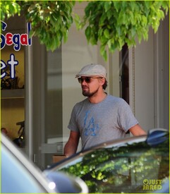 002_leonardo-dicaprio-roots-for-l-a-dodgers-.jpg