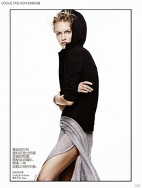 Amy-Hixson-by-James-Brodribb-for-Vogue-China-June-2014-2.jpg