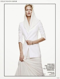 Amy-Hixson-by-James-Brodribb-for-Vogue-China-June-2014-3.jpg