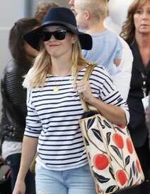 Reese Witherspoon Arrives at JFK Airport in New York May 3-2015 021.jpg