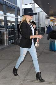 Reese Witherspoon Arrives at JFK Airport in New York May 3-2015 041.jpg