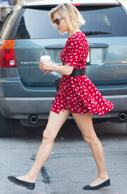 Sienna Miller shows off her legs in a red summer Dress_03.jpg