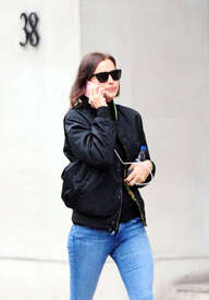 Irina-Shayk-in-Jeans--01.jpg