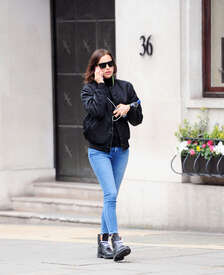 Irina-Shayk-in-Jeans--05.jpg
