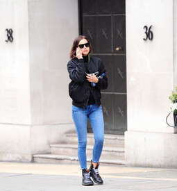 Irina-Shayk-in-Jeans--07.jpg