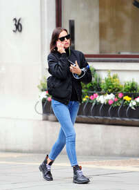 Irina-Shayk-in-Jeans--18.jpg