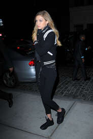 Gigi-Hadid-in-Leggings--03.jpg