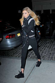 Gigi-Hadid-in-Leggings--04.jpg