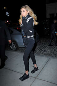 Gigi-Hadid-in-Leggings--05.jpg