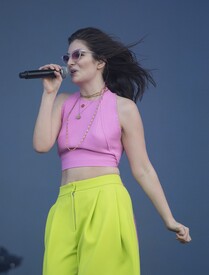 lorde270517BZNimage102.jpg