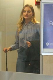 Margot-Robbie-at-LAX-airport--04-662x993.jpg