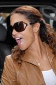 MTV_TRL_With_Halle_Berry_03.jpg