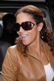 MTV_TRL_With_Halle_Berry_04.jpg