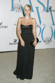 elisha_cuthbert-cfda07_819.jpg