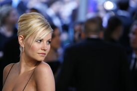 elisha_cuthbert-cfda07_6147.jpg