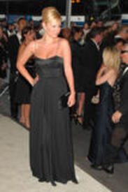 th_elisha_cuthbert-cfda07_9256.jpg