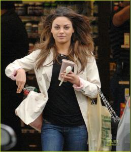 12987_mila_kunis_earth_bar_10_122_421lo.jpg