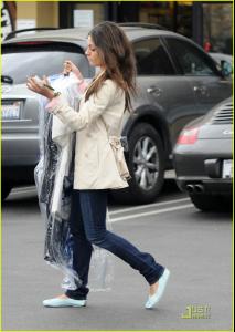 12989_mila_kunis_earth_bar_12_122_845lo.jpg