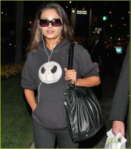 49977_mila_kunis_mona_sax_01_122_612lo.jpg