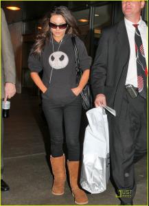 49985_mila_kunis_mona_sax_04_122_57lo.jpg