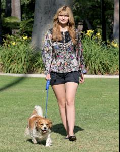 90876_celeb_city.org_Mischa_Barton_candid_LA_park_06_04_2008_011_123_19lo.jpg