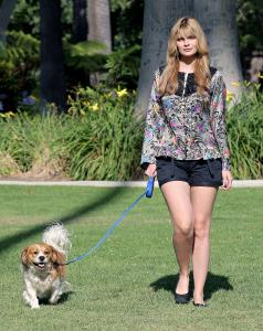 90965_celeb_city.org_Mischa_Barton_candid_LA_park_06_04_2008_009_123_923lo.jpg