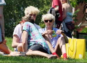 29604_Celebrity_City_tlfan_Agyness_Deyn_7694_122_343lo.jpg
