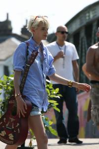 29807_Celebrity_City_tlfan_Agyness_Deyn_0740_122_362lo.jpg