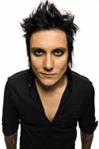 Synyster_Gates_in_Avenged_Sevenfold__large_msg_120918690674.jpg