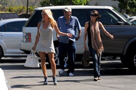 Pamela_Anderson_and_Tommy_Lee_meet_up_at_a_Starbucks_in_Malibu-02.jpg
