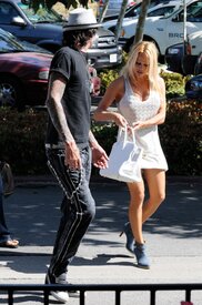 Pamela_Anderson_and_Tommy_Lee_meet_up_at_a_Starbucks_in_Malibu-07.jpg