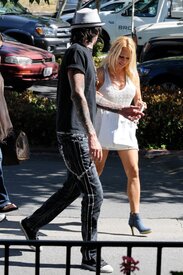 Pamela_Anderson_and_Tommy_Lee_meet_up_at_a_Starbucks_in_Malibu-08.jpg