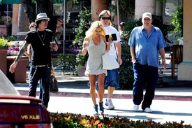Pamela_Anderson_and_Tommy_Lee_meet_up_at_a_Starbucks_in_Malibu-10.jpg