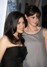 th_Celebutopia-Alexis_Bledel_and_America_Ferrera-Presentation_of_The_Big_Picture_6608_during_ShoWest_2008-11.jpg