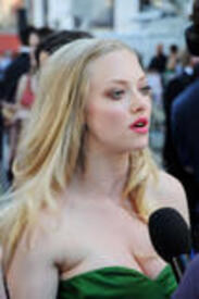 th_Celebutopia-Amanda_Seyfried-Mamma_Mia0_UK_premiere_in_London-16.jpg