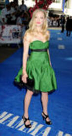 th_Celebutopia-Amanda_Seyfried-Mamma_Mia1_UK_premiere_in_London-15.jpg