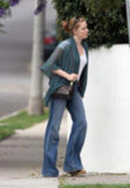 th_Amy_Adams-_Walks_back_home__060308_462.jpg